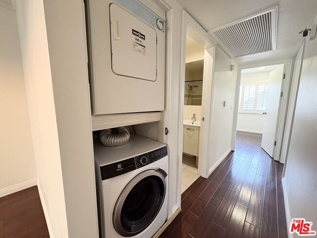 Building Photo - 957 S Gramercy Dr