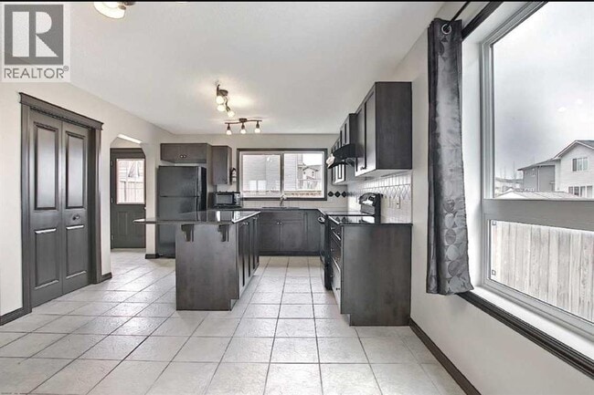 Building Photo - 7 Panora Square NW