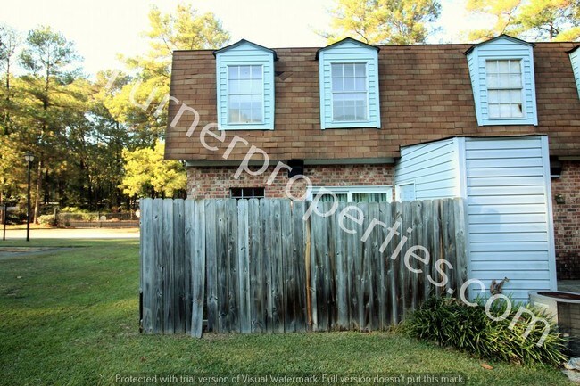 Building Photo - 1900 Devonwood Dr