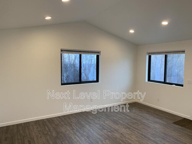 Foto del edificio - 418 Maple Dr