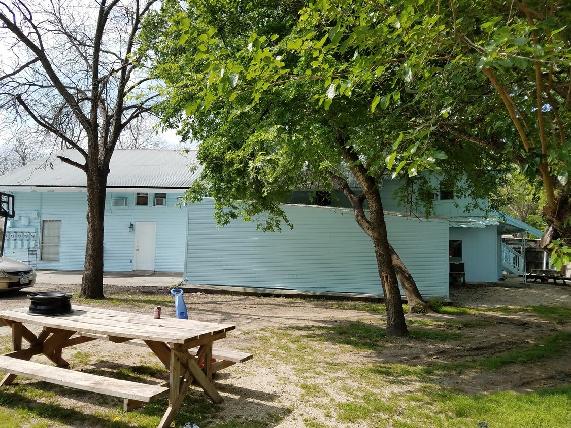 Building Photo - 2204 W San Antonio St