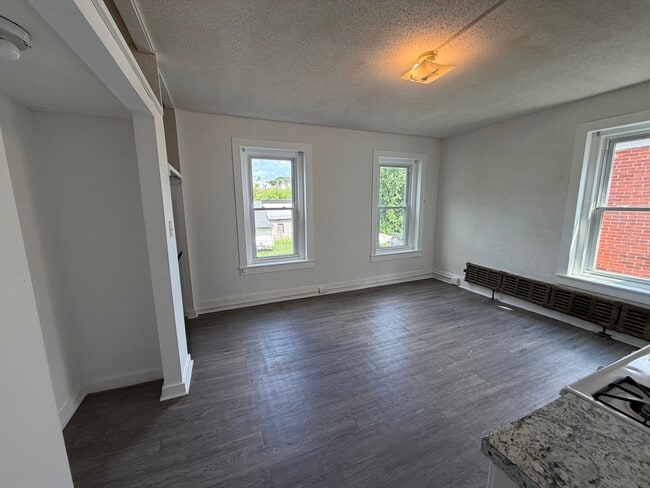 Building Photo - 639 Haws Ave