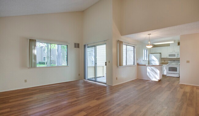 Habitaciones amplias con suelo de tablones de madera - Mariners Cove