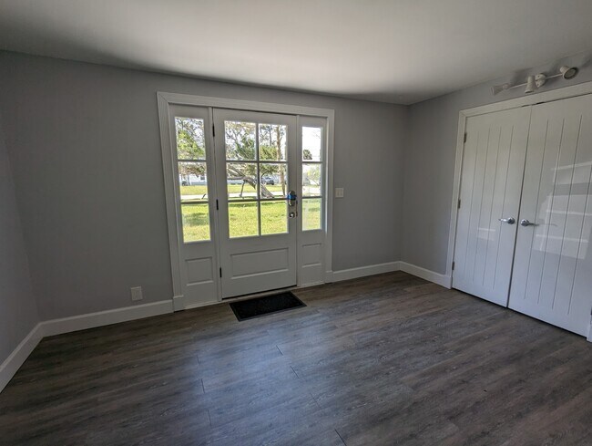 Entry room - 144 Menendez Rd