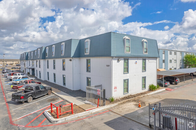 Building Photo - Raintree Apartments