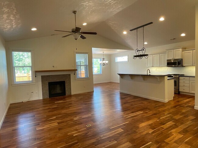 Building Photo - 1296 W Hill Ave