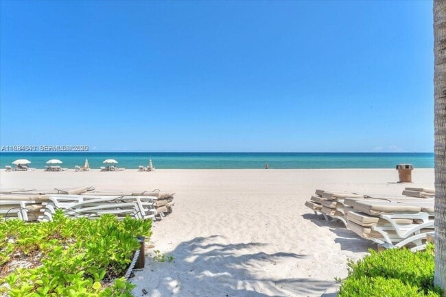 Foto del edificio - 18975 Collins Ave