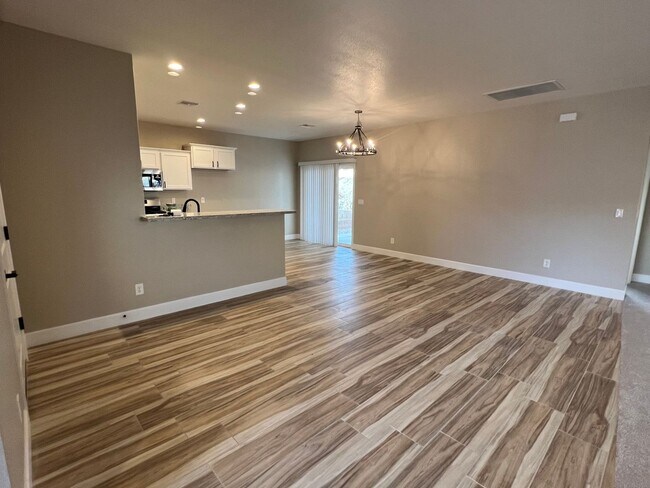 Foto del edificio - 3 Bedroom Home Located in El Camino Village PETS OK