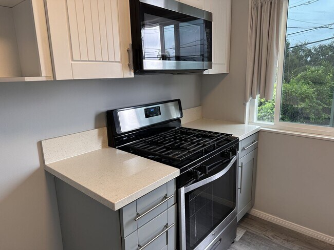 Foto del edificio - Gorgeously Remodeled Two Bedroom Condo Wit...