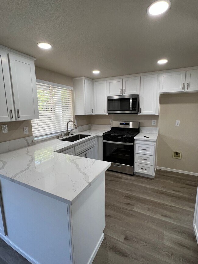 Building Photo - 3 br, 2 bath House - 5677 SUMMIT DR