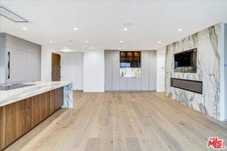 Building Photo - 100 S Doheny Dr