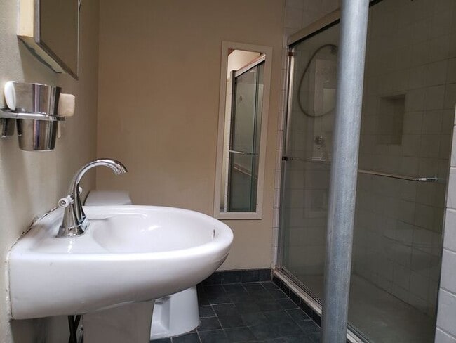Building Photo - Beautiful 3 bedroom 2 bath private home lo...