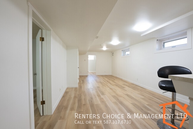 Photo du bâtiment - 3 Bedroom basement Suite, Onsite Laundry, ...