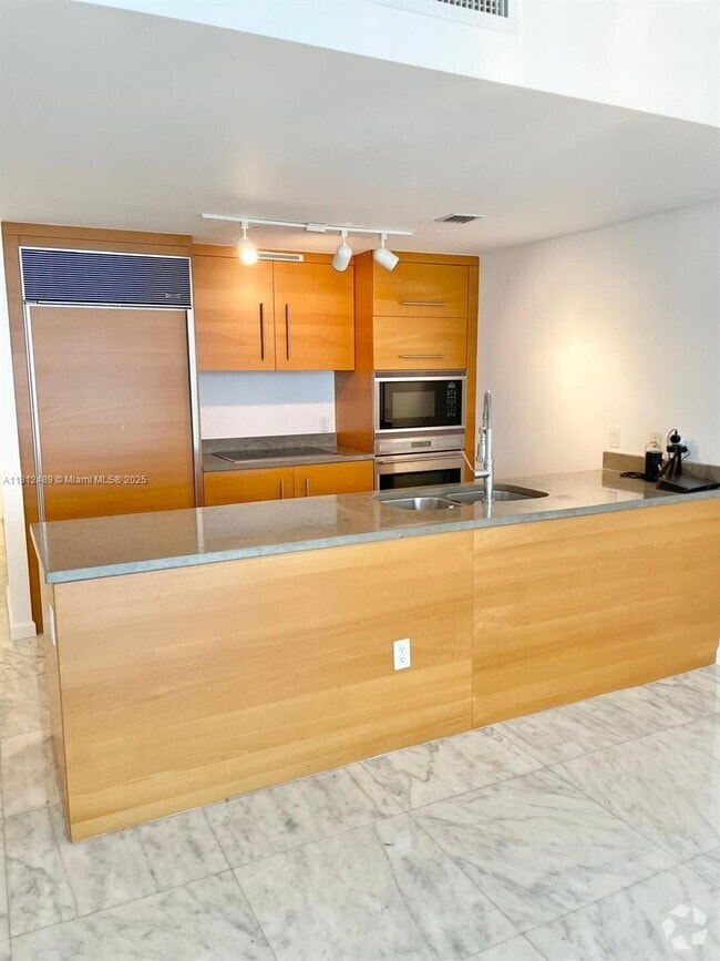 Building Photo - 475 Brickell Ave