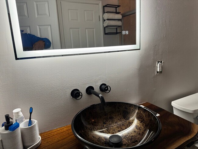 Building Photo - 1913 Newhaven Dr