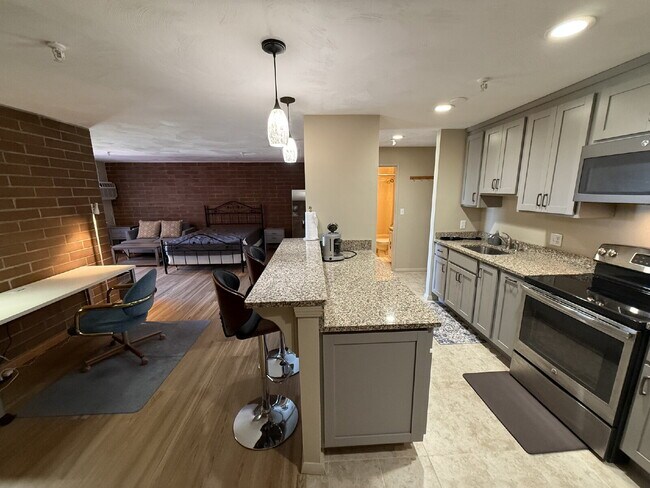 Foto del edificio - Modern & furnished studio unit available NOW!