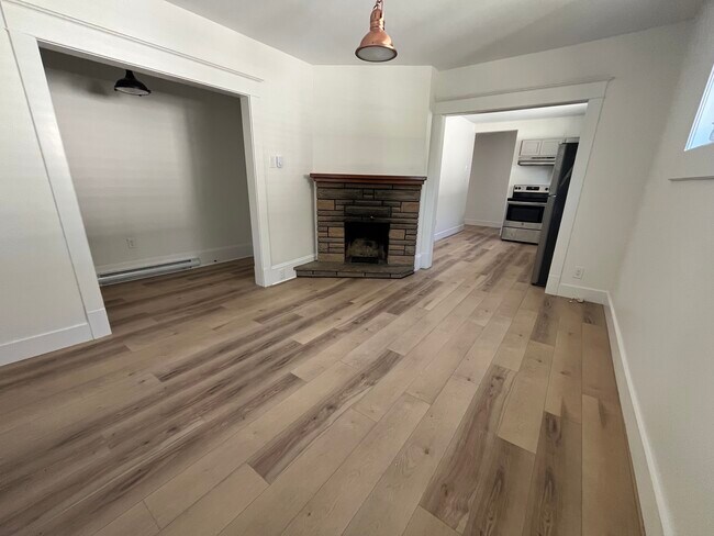 Photo du bâtiment - NEWLY RENOVATED THREE-BEDROOM APARTMENT AV...