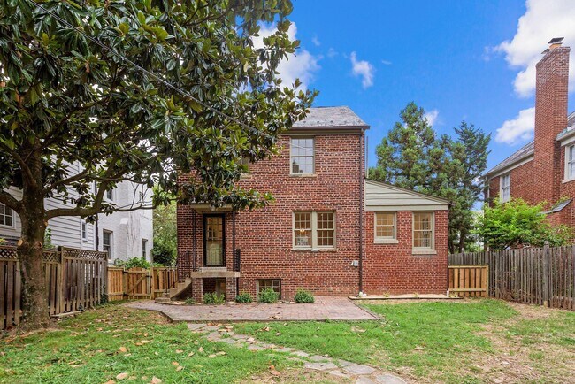 Building Photo - 4524 Verplanck Pl NW