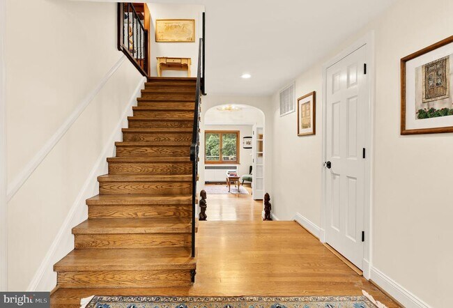 Foto del edificio - 3111 Chain Bridge Rd NW