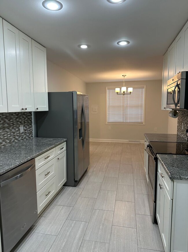 Building Photo - This spacious 2 bedroom home has an airy feel. Located in a neighborhood minutes from downtown an...