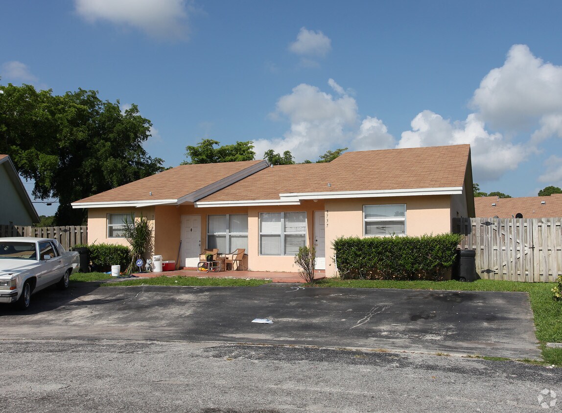 Sunset On The Lake Apartments in Greenacres, FL