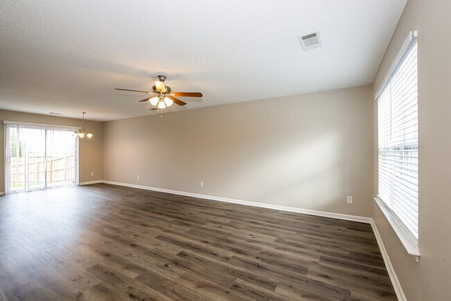 Foto del edificio - 913 River Trail Rd