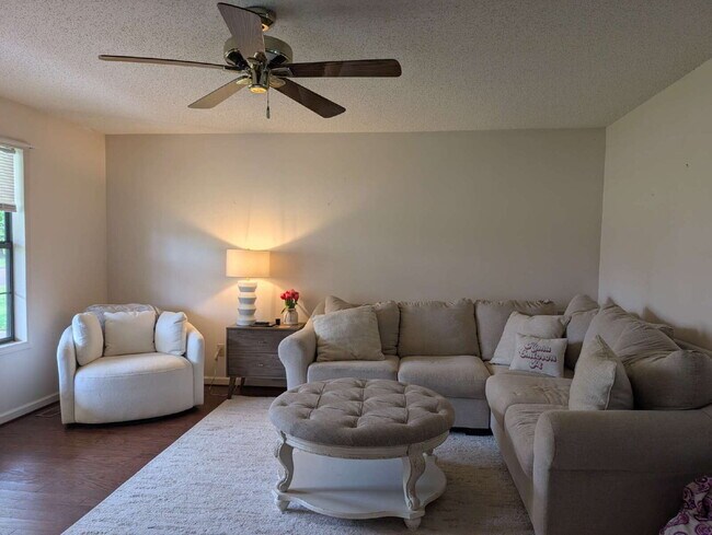 Foto del edificio - "Charming 3-Bedroom Retreat with 2 Full Baths in Tranquil Martin, TN"