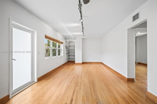 Building Photo - 1100 Venetian Way