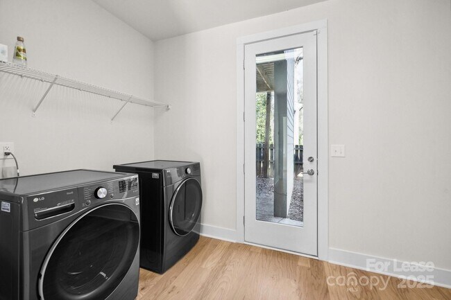 Foto del edificio - 1553 Pinecrest Ave