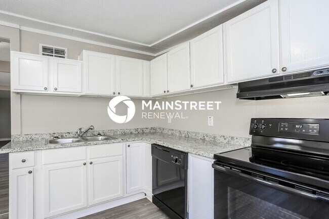 Building Photo - 3 Bedroom Pet-Friendly Home in St Petersburg, FL with Main Street Renewal