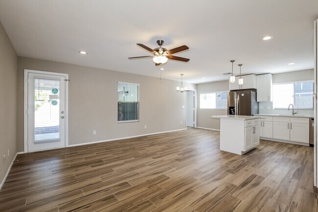 Building Photo - 11239 N 65th Ave