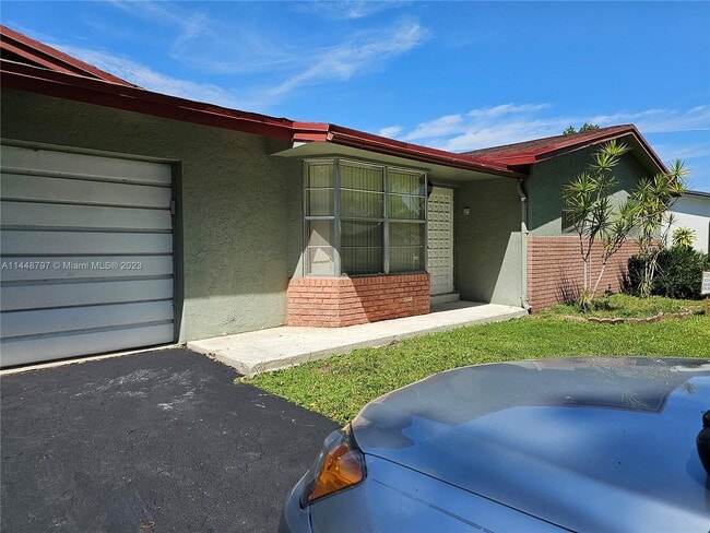 Building Photo - 10131 SW 50th Ct