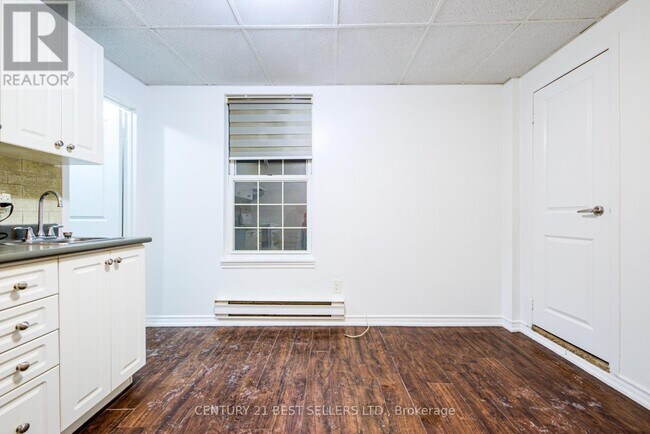 Photo du bâtiment - 150 Lakeshore Rd E