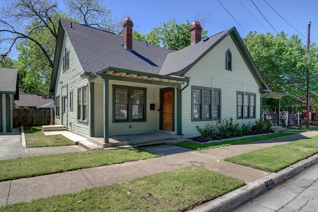 Building Photo - 1207 W Richmond Ave