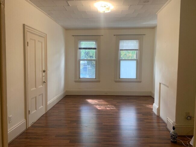 Foto del edificio - 107 Rutherford Ave