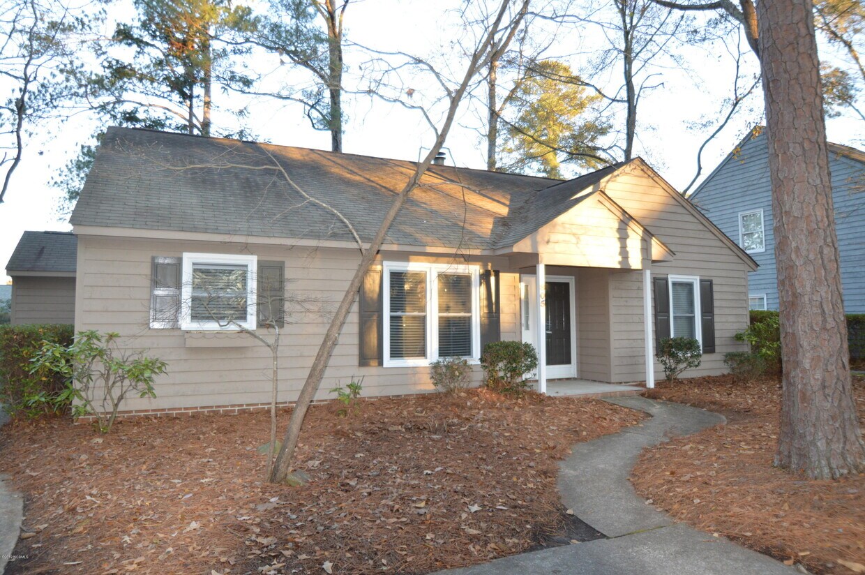 Primary Photo - 805 Persimmon Pl