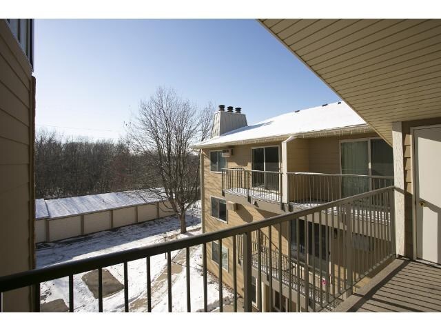 Living Room Balcony - 2240 Ridge Dr