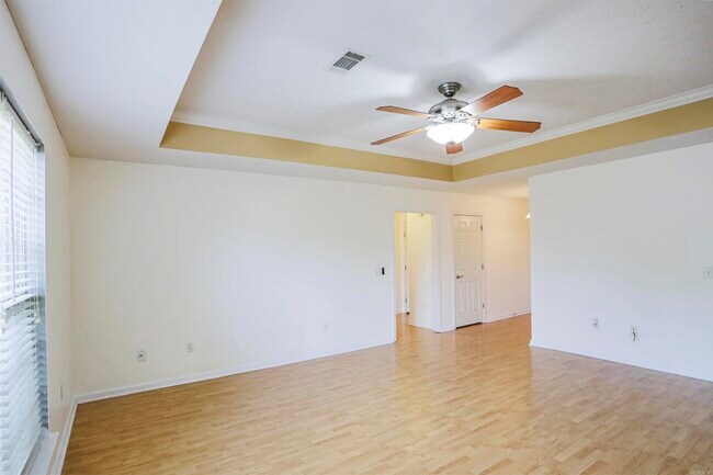 Building Photo - 2850 Makenzie Dr