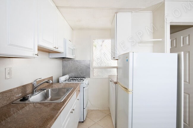 Building Photo - Studio in the Heart of La Jolla with a Pri...