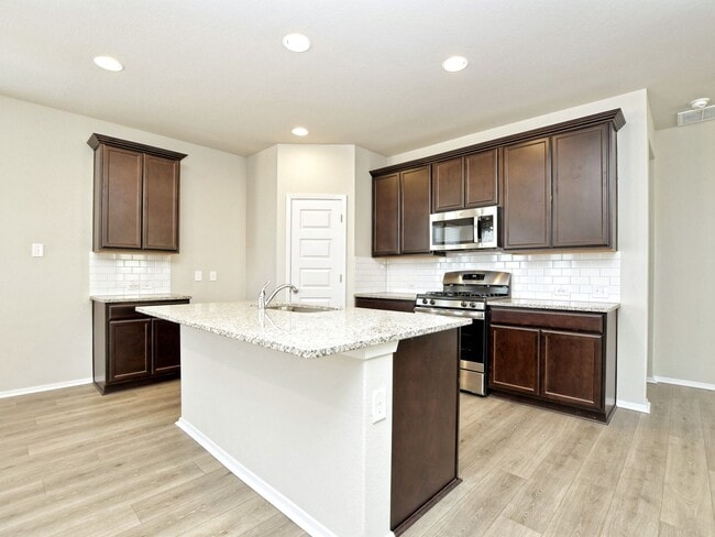 Foto del edificio - 5 BR + Office /2.5 BA - 2637 SF - Cloverleaf in SOUTH AUSTIN!