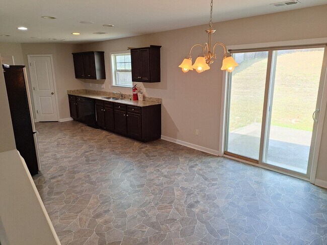 Foto del edificio - Wonderful Two Story Four Bedroom Home in N...