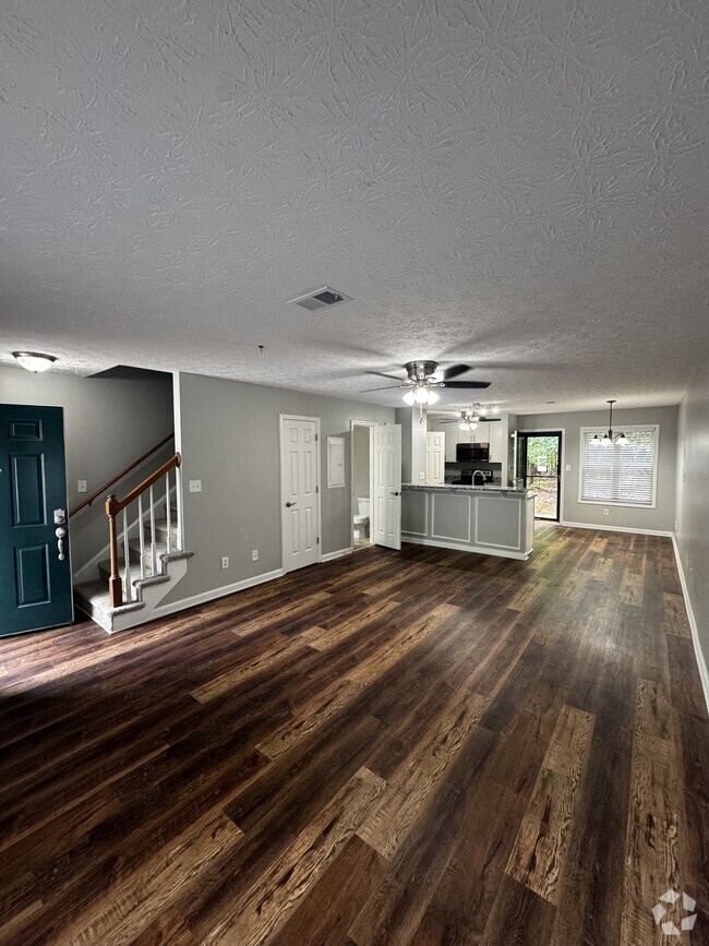Building Photo - 637 Huntington Road