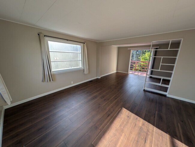 Foto del edificio - Available Now in Navy Yard City! New Floors & Paint! Tons of Space & Storage.