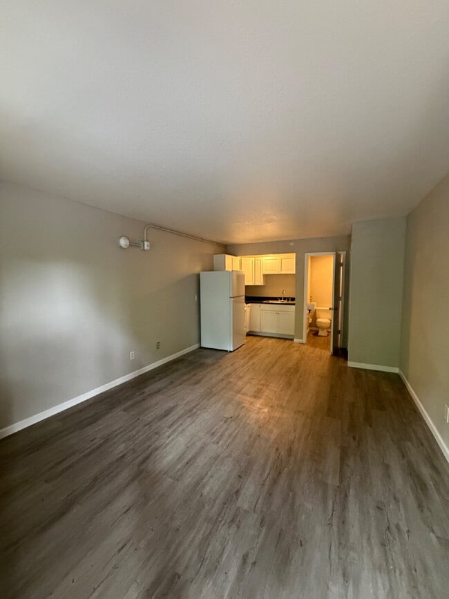 Building Photo - AFFORDABLE 1 Bedroom (utilities included)