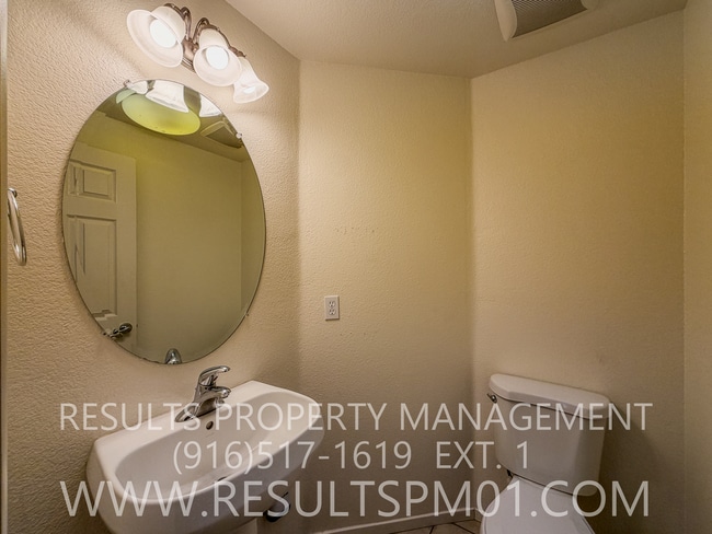 Building Photo - Spacious Two Bedroom Townhome w Attached Garage