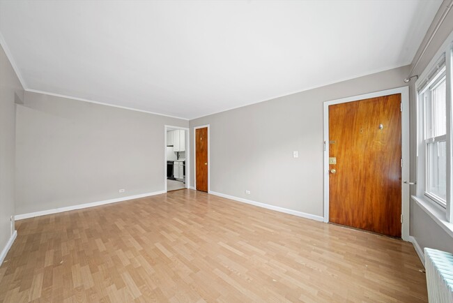 Foto del edificio - Spacious First Floor 2-Bedroom Close to St...