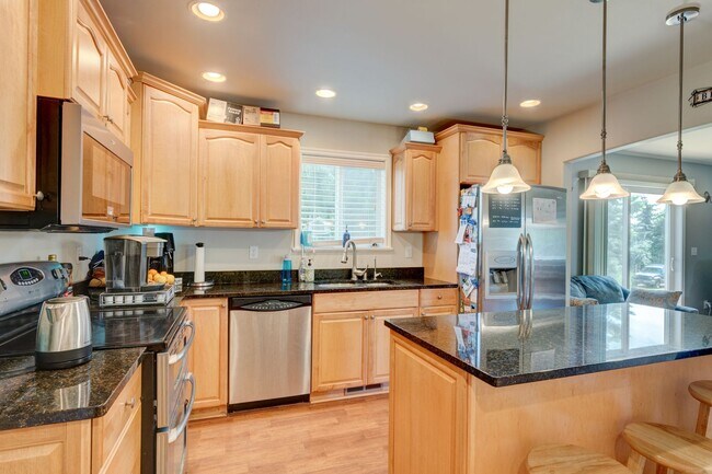 Foto del edificio - 3 Bed 2 Bath beautiful home on a corner lot in Admirals Cove