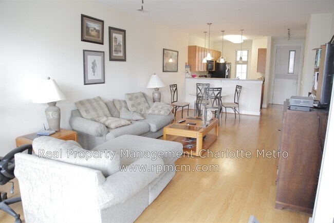 Foto del edificio - Wonderful 2bd/2bth uptown condo! lots of space in a beautiful building