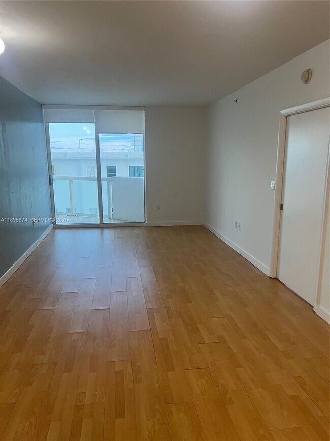 Foto del edificio - 6365 Collins Ave