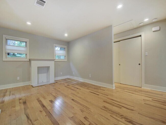 Building Photo - 2105 Kinney Ave